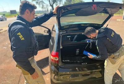 Los agentes federales cuando incautaban los paquetes de marihuana de un vehículo.