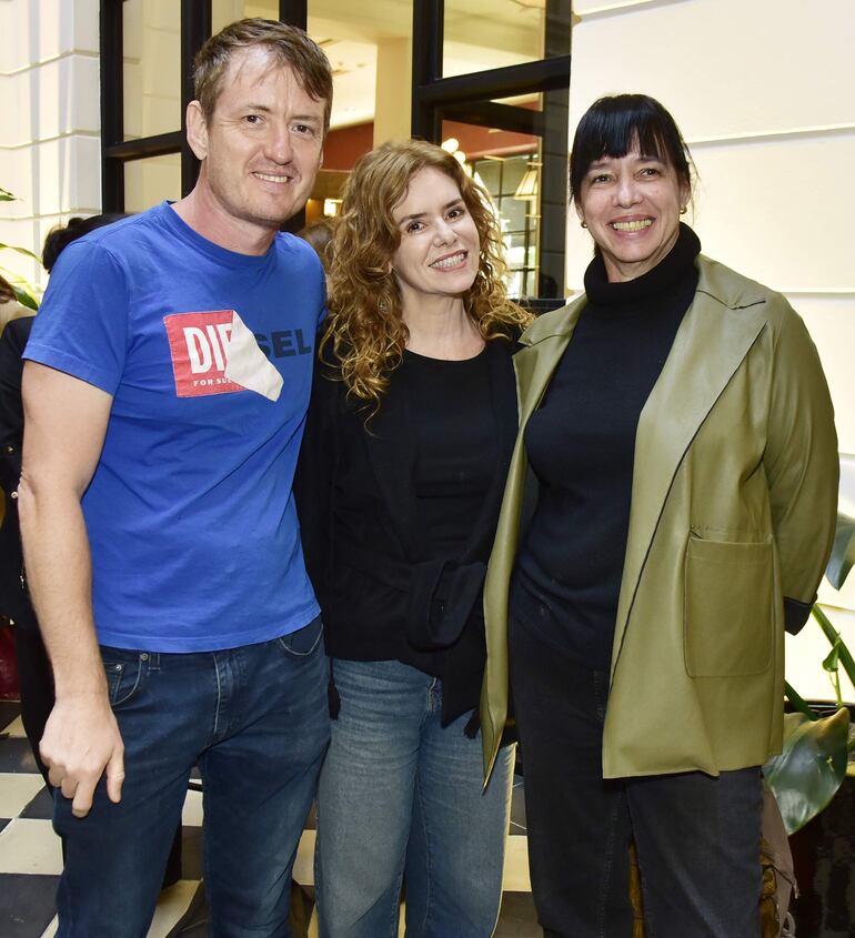 Martín Harris, Karina El Azem y Claribel Terre Morel.