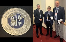 El fiscal general Emiliano Rolón junto al fiscal español Ángel Bodoque, que recibió la condecoración en representación de la RFAI. También está el fiscal Adjunto de Asuntos Internacionales, Manuel Doldán.