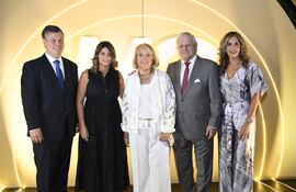 El Ing. Ernesto y la Lic. Karin Wasmosy junto a Dora Schmidt acompañada por el Dr. Ernesto y Verónica Wasmosy.