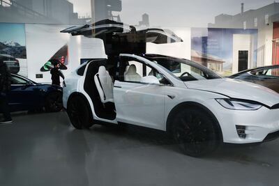 Un vehículo Tesla expuesto en una concesionaria de Manhattan, Nueva York.