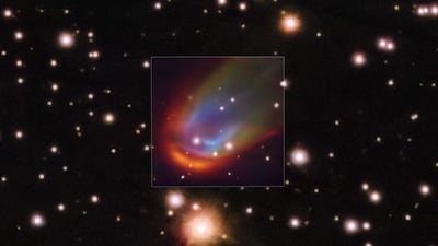 Un telescopio del Observatorio Austral Europeo (ESO) ha captado una "hermosa" e "inesperada" onda de choque alrededor de una estrella muerta, un descubrimiento que ha creado "desconcierto" entre los astrónomos, según informó este lunes la institución con sede en Garching (Alemania).