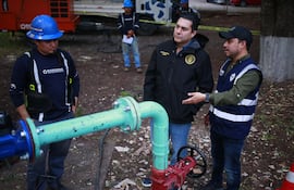 El alcalde de Tegucigalpa, Juan Diego Zelaya (c) supervisa un pozo de agua este martes, en Tegucigalpa (Honduras).