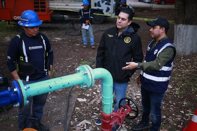 El alcalde de Tegucigalpa, Juan Diego Zelaya (c) supervisa un pozo de agua este martes, en Tegucigalpa (Honduras).