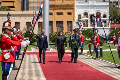 El presidente argentino, Javier Milei, ingresando al Palacio de López, en su visita a Paraguay.