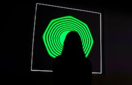 Una mujer observa “Quantum”, la obra digital creada por Kevin McCoy, considerada el primer NFT de la historia.