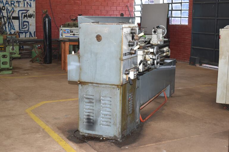 Un taller industrial con una máquina 'Pincho' modelo 'S-90 225' y múltiples herramientas visibles en el fondo.