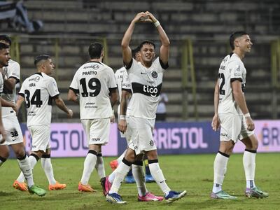 Los jugadores de Olimpia celebran un gol en el partido frente a Sportivo Trinidense por el torneo Clausura 2024 del fútbol paraguayo en el estadio Villa Alegre, en Encarnación, Paraguay.