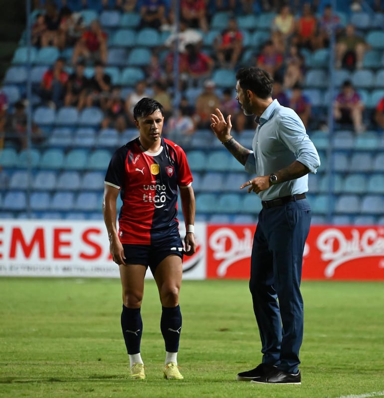 El uruguayo Jorge Bava (d), entrenador de Cerro Porteño, en el partido ante Sportivo San Lorenzo por la segunda fecha del torneo Apertura 2026 de la Primera División de Paraguay en el estadio Erico Galeano, en Asunción, Paraguay.