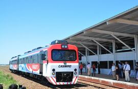El tren Casimiro llega a la estación para abordar pasajeros.