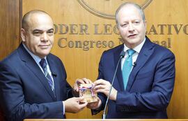 Senador Basilio "Bachi" Núñez, presidente del Congreso; y el ministro de Economía y Finanzas, Carlos Fernández Valdovinos, el año pasado durante la presentación del proyecto de presupuesto 2025 (foto de archivo).