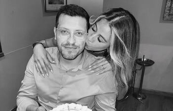 Jessica Torres con el cumpleañero Óscar Portillo.