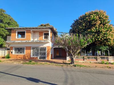Casa abandonada en Coronel Escurra esquina Maximiliano Pérez, en el Barrio Herrera.