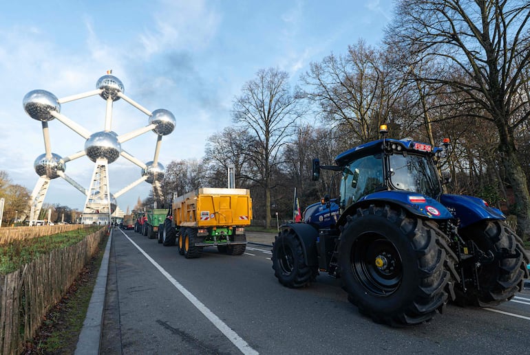 Los agricultores utilizan tractores para bloquear el acceso al monumento belga Atomium durante una protesta para exigir medidas de apoyo al sector agrícola y para manifestarse contra el acuerdo comercial entre la Unión Europea y el Mercosur, en Bruselas.