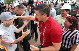 Santiago Peña y "El Princi de la Cha", durante la palada inicial del proyecto de mejoras en la Chacarita.