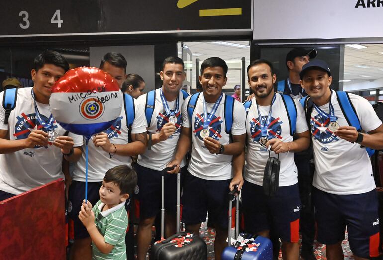 Los jugadores fueron recibidos por sus familiares, un recoonocimiento a la gran producción y al esfuerzo demostrado en cada partido.
