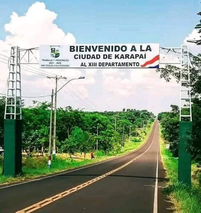 Cartel de bienvenida a la ciudad de Karapaí, sobre la Ruta PY11.
