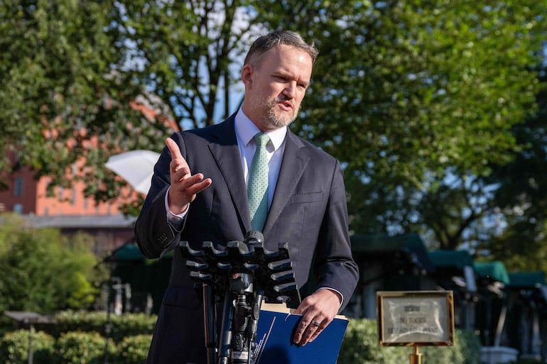 El representante comercial de EE. UU., Jamieson Greer, habla con la prensa frente al Ala Oeste de la Casa Blanca en Washington. El 23 de agosto, la administración Trump advirtió que Canadá sería "insensato" si pensara que puede ganar una guerra comercial con Estados Unidos, y pronosticó un impacto "devastador" para su vecino del norte. Las negociaciones entre Washington y Ottawa fracasaron a última hora del viernes, lo que provocó la entrada en vigor de nuevos aranceles estadounidenses del 50 % sobre productos canadienses valorados en unos 20.000 millones de dólares, cifra que representa el 5,5 % de las exportaciones de Canadá a Estados Unidos.