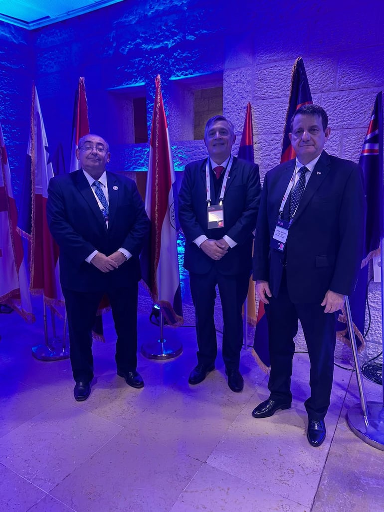 El presidente del Conacyt, Benjamín Barán, el ministro de Educación, Luis Ramírez y el jefe de Gabinete del MEC, Aníbal Zapattini, en la conferencia educativa en Israel.