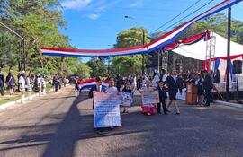 Alumnos y docentes de la Escuela Básica N.º 1.915 “Agustín Pío Barrios” realizaron este miércoles un desfile estudiantil en homenaje a la Patria y al Día de la Madre.