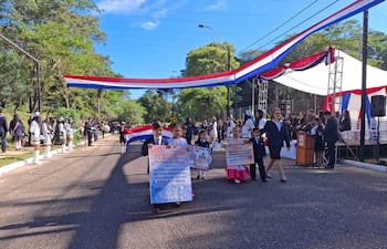 Alumnos y docentes de la Escuela Básica N.º 1.915 “Agustín Pío Barrios” realizaron este miércoles un desfile estudiantil en homenaje a la Patria y al Día de la Madre.