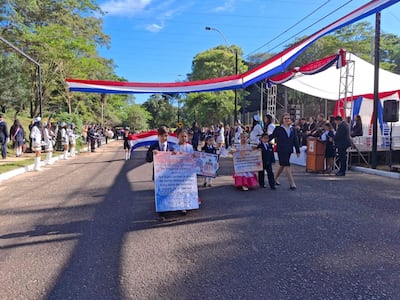 Alumnos y docentes de la Escuela Básica N.º 1.915 “Agustín Pío Barrios” realizaron este miércoles un desfile estudiantil en homenaje a la Patria y al Día de la Madre.