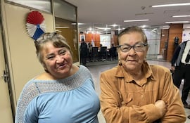 Rose Marie González (i), vocera de los vecinos afectados por el retiro de la Línea 16-2, que lograron hoy que San Isidro asuma el itinerario.