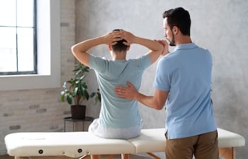 Fisioterapia para el dolor de espalda. Foto: LeClan/Wonder Technology/EFE.