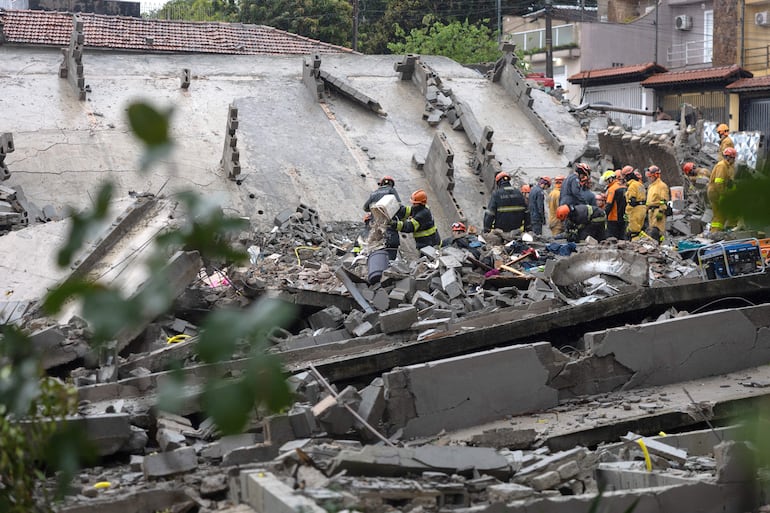 Integrantes de organismos de rescate durante los trabajos en la zona donde un edificio se derrumbó en Sao Paulo (Brasil).