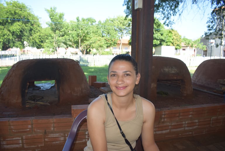 Daniela Mendieta, una pirayuense, llegó hasta la exestación ferroviaria para adquirir las chipas.