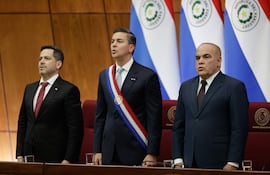 El presidente de la República, Santiago Peña (c), junto al presidente de la Cámara de Diputados, Raúl Latorre (i), y el presidente de la Cámara de Senadores, Basilio Núñez, (Archivo).