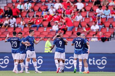 Los jugadores de la selección paraguaya celebran un gol en el partido amistoso frente a Panamá en el estadio Rommel Fernánez, en Ciudad de Panamá.