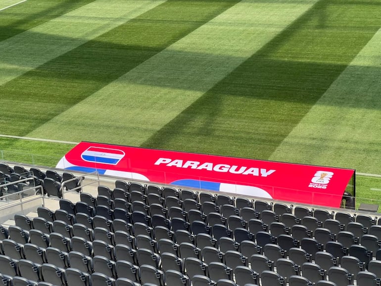 El banco de suplentes del SoFi Stadium, rebautizado temporalmente y de manera oficial como Los Angeles Stadium, ya con los detalles alusivos a Paraguay. (Foto: Jorge "Chipi" Vera)