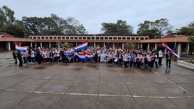 Estudiantes de la Escuela Básica N ° 1915 “Agustín Pío Barrios”, del barrio Mil Viviendas, ya palpitan el inicio del Mundial de Fútbol 2026 sosteniendo banderas de Paraguay.