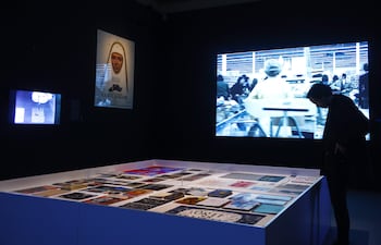 La Virreina Centre de la Imatge ha presentado este viernes una gran exposición retrospectiva del cineasta Jean-Luc Godard, que con el título "La fraternidad de las metáforas" muestra 52 audiovisuales, entre películas, fragmentos documentales y entrevistas, numerosos cuadernos de rodaje, programas y dossieres de prensa, así como reportajes fotográficos de diversas filmaciones.