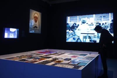 La Virreina Centre de la Imatge ha presentado este viernes una gran exposición retrospectiva del cineasta Jean-Luc Godard, que con el título "La fraternidad de las metáforas" muestra 52 audiovisuales, entre películas, fragmentos documentales y entrevistas, numerosos cuadernos de rodaje, programas y dossieres de prensa, así como reportajes fotográficos de diversas filmaciones.