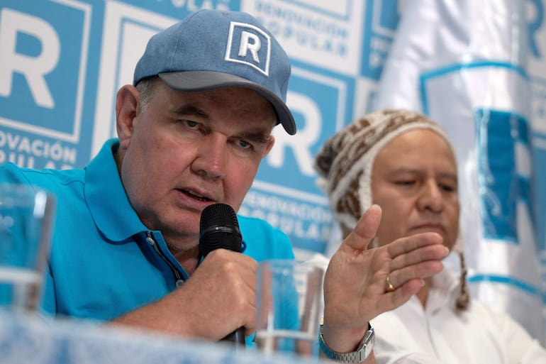 El candidato ultraconservador por el paritdo Renovación Popular, Rafael López Aliaga, habla en Lima (Perú). 