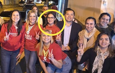 En círculo amarillo Natalia Ortiz Benítez, flamante "directora de Gabinete" de Educación Superior en el MEC, luego de ser "desvinculada" por el caso de títulos falsos. La foto se dio en la casa de su hermana, Rossana Ortiz, durante una actividad partidaria.
