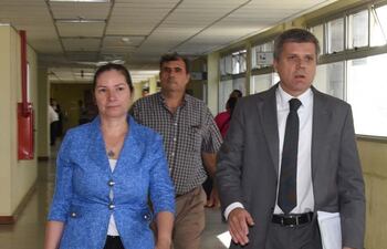 La condenada María del Carmen Martínez Méndez, la "comepapeles"; y el Abg. José Domingo Almada, en Tribunales.