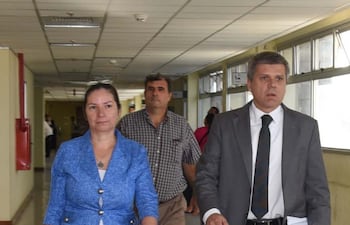 María del Carmen Martínez Méndez (i), junto con su entonces abogado defensor José Domingo Almada (d).