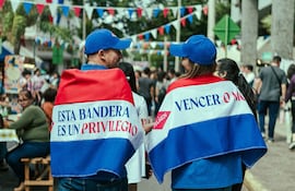 Las banderas regaladas por Cervepar y Pilsen.