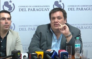 Los gobernadores César Sosa (c) y Marcelo Soto (i) tras la sesión del Consejo de Gobernadores del Paraguay.