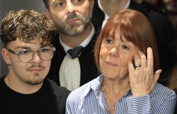 Gisele Pelicot, apoyada por su nieto, habla con la prensa en la Corte Criminal de Aviñón, Francia.