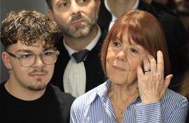 Gisele Pelicot, apoyada por su nieto, habla con la prensa en la Corte Criminal de Aviñón, Francia.