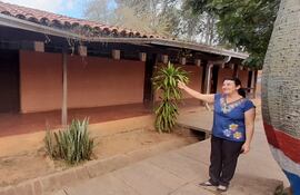 La directora Mirta Velázquez mostrando la situación deplorable del pabellón de la Escuela Básica Juan Ramón González.