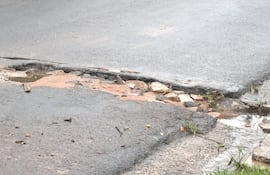 Cráter atraviesa media calzada de la calle Las Palmas. Los vecinos contabilizaron 40 pozos en apenas 500 metros.