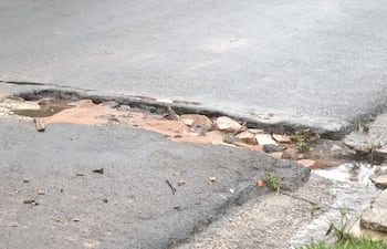 Cráter atraviesa media calzada de la calle Las Palmas. Los vecinos contabilizaron 40 pozos en apenas 500 metros.