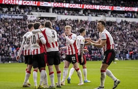 Futbolistas del PSV festejan uno de los goles en la victoria del sábado sobre FC Utrecht por 4-3. El club con sede en Eindhoven aseguró matemáticamente el título a cinco fechas del final de la Eredivisie.