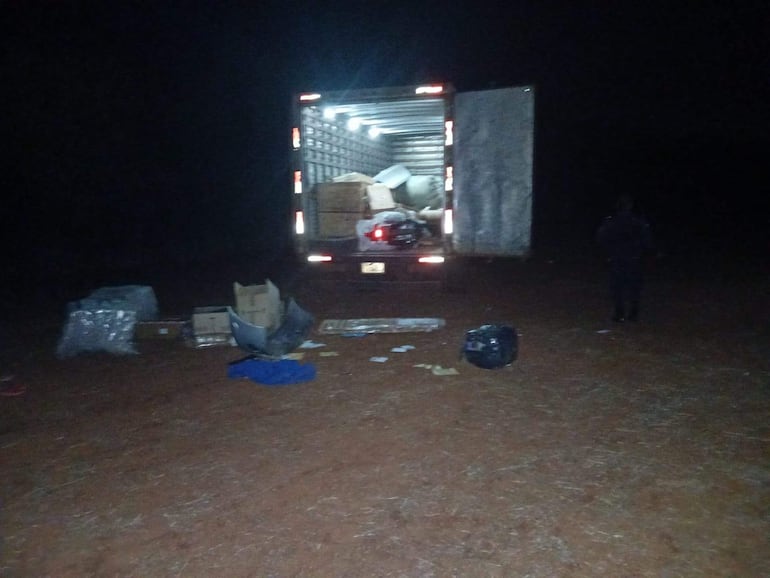Piratas del asfalto cometen golpe a transportador de encomiendas en Pirapó, Itapúa Piratas del asfalto cometen golpe a transportador de encomiendas en Pirapó, Itapúa