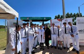 Alumnos del turno noche del Colegio Nacional Pedro Pablo Peña entregando la llave de la Estación Solar a la directora de Hospital General de esta ciudad.